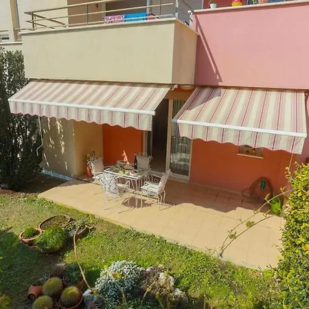 Apartment Fani With Lovely Garden , Near The Sea