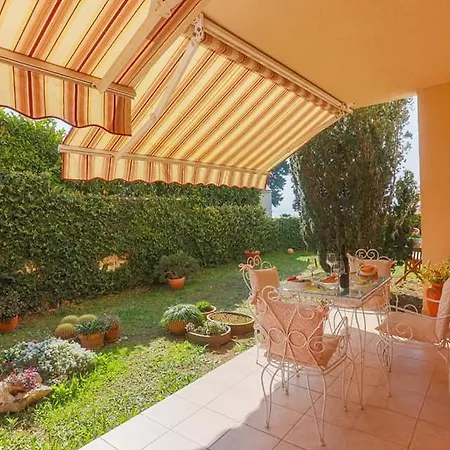 Fani With Lovely Garden , Near The Sea Apartment *