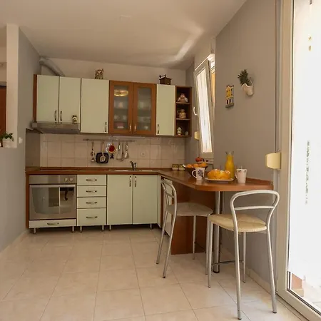 Fani With Lovely Garden , Near The Sea Apartment *